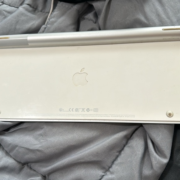 Apple keyboard - Picture 2 of 2